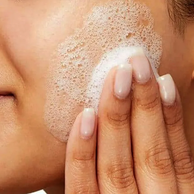 فوم شستشوی صورت سراوی مخصوص پوست نرمال تا چرب