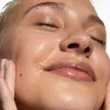 Model applying Hyaluronic Acid Serum